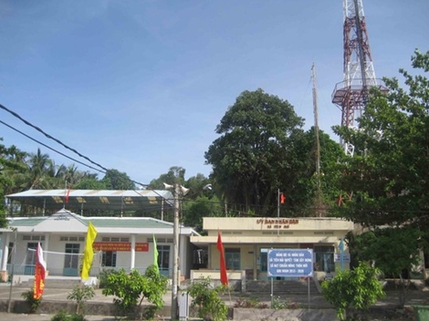 Chở nước ngọt ra đảo giúp dân