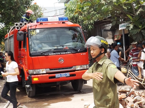 Cháy cạnh nhà trọ, hàng trăm sinh viên hoảng hốt