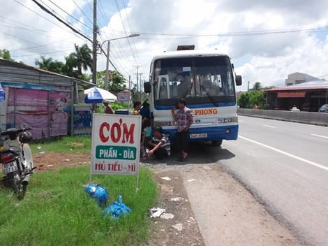 Bắt quả tang 3 đối tượng vận chuyển thuốc lá lậu 