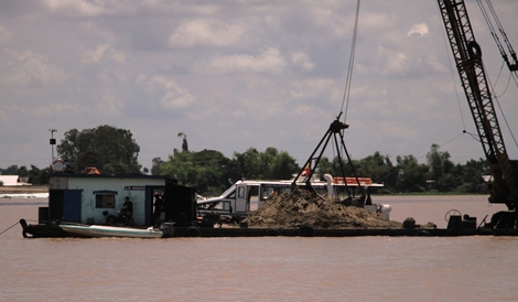 Hàng chục hộ dân “đụng độ” xà lan khai thác cát trên sông Hậu