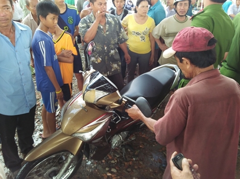 Bỏ lại xe máy và xấp tiền, nam thanh niên lao mình xuống sông tự tử