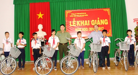 Báo CAND tặng xe đạp học sinh nghèo đầu năm học mới