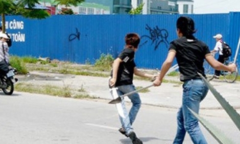 Hãi hùng, côn đồ miệt vườn thích là... chém