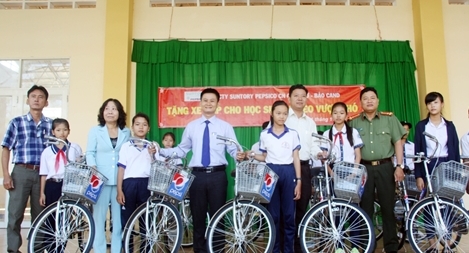 Báo CAND và Công ty Suntory Pepsico tặng xe đạp cho học sinh nghèo huyện Cờ Đỏ