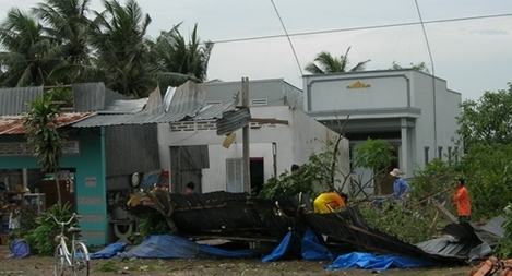 Lốc xoáy thổi bay hơn 100 mái nhà ven biển Sóc Trăng
