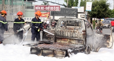 Xe tải chở cồn đang chạy bỗng bốc cháy trên quốc lộ