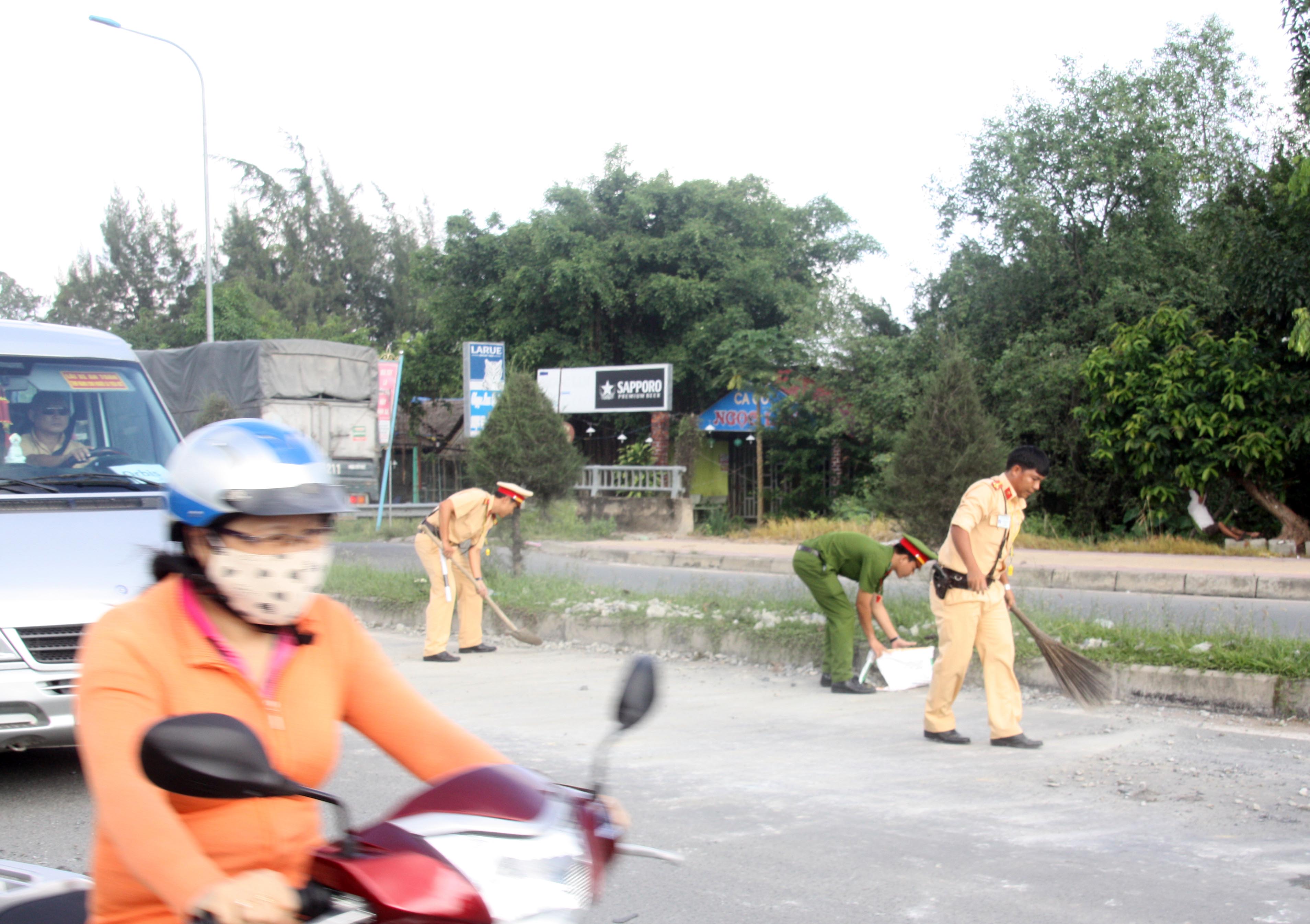 CSGT thu dọn đá rơi trên đường 