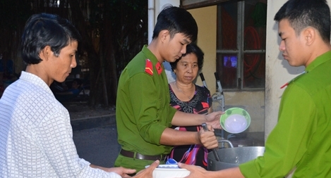 Nồi cháo thắm đượm nghĩa tình