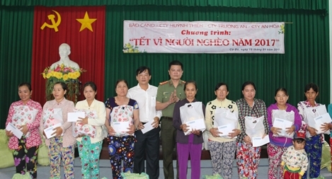 Những phần quà ấm áp nghĩa tình đến với bà con nghèo TP Cần Thơ 