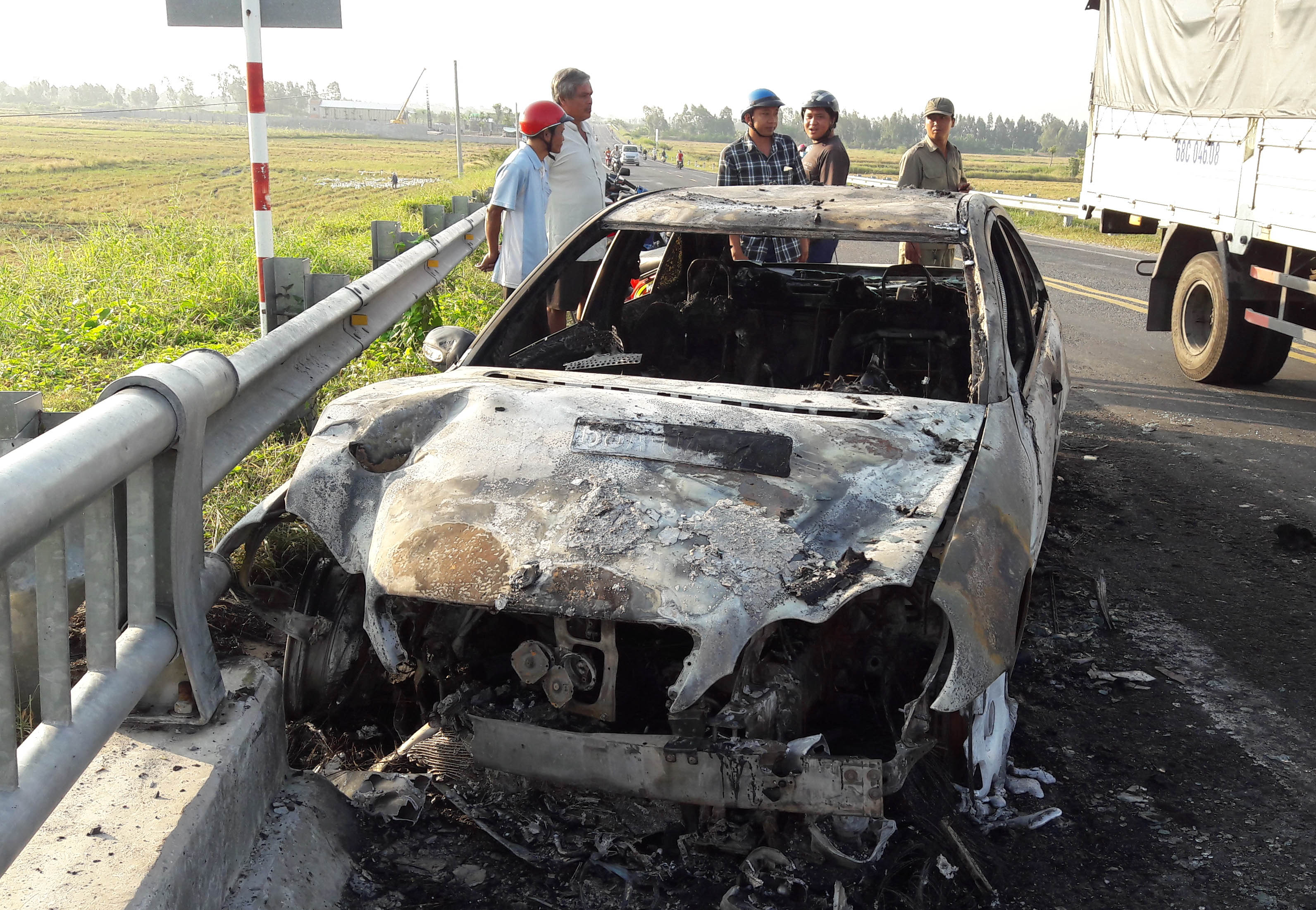 Xe du lịch bất ngờ cháy rụi giữa đường