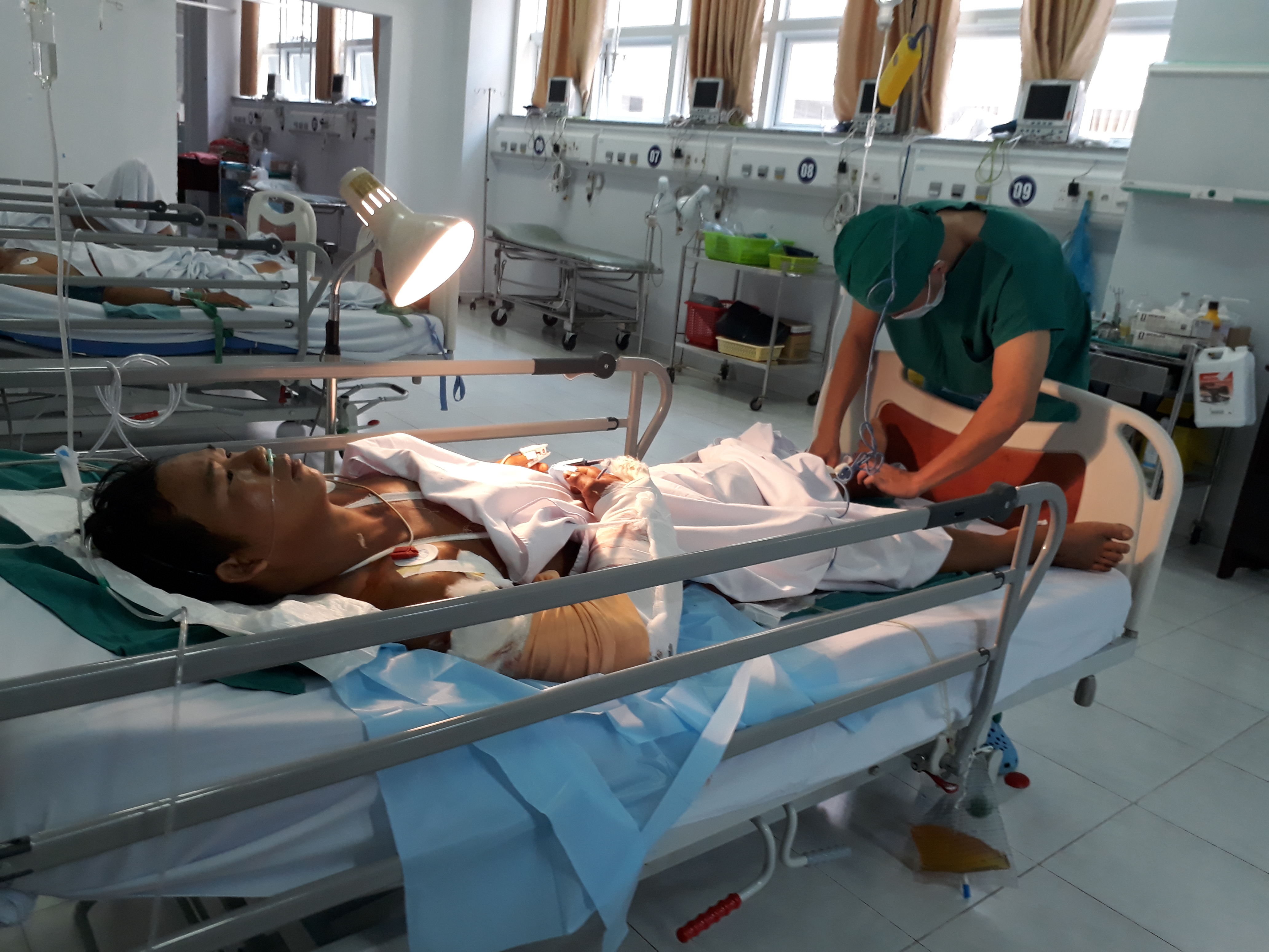 Phẫu thuật cho người bị băng chuyền cắt đứt cánh tay