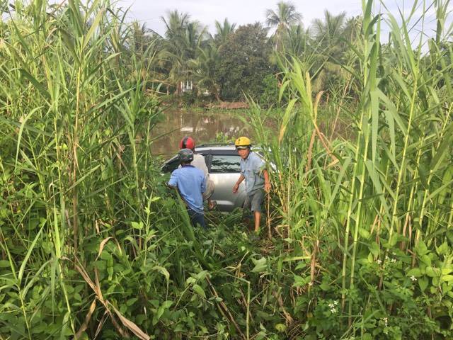 Xe ô tô “lùa” xe gắn máy, 5 người thương vong