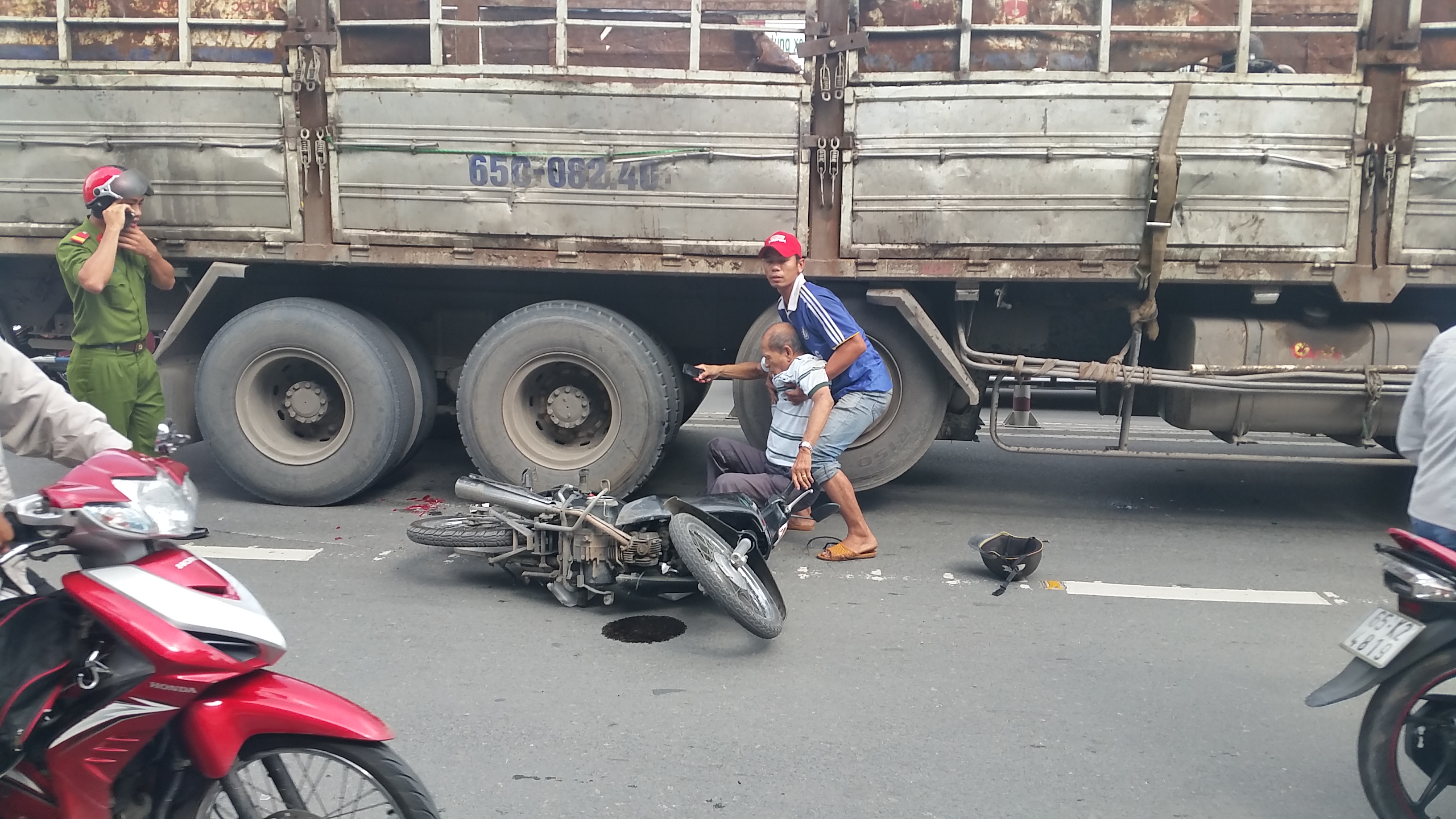 Người đàn ông bị xe tải cán nát chân