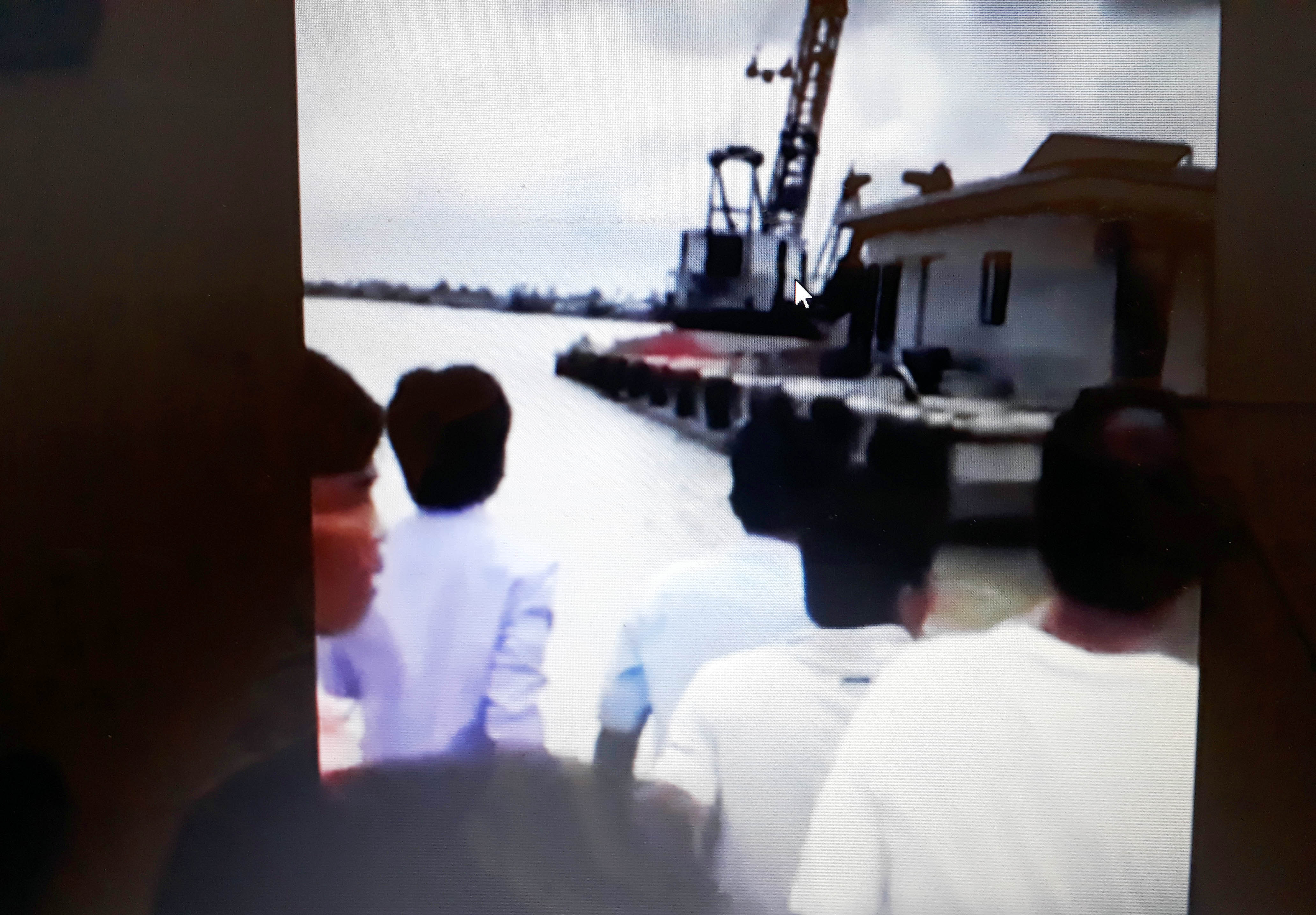 Người dân ngăn chặn sà lan khai thác cát 