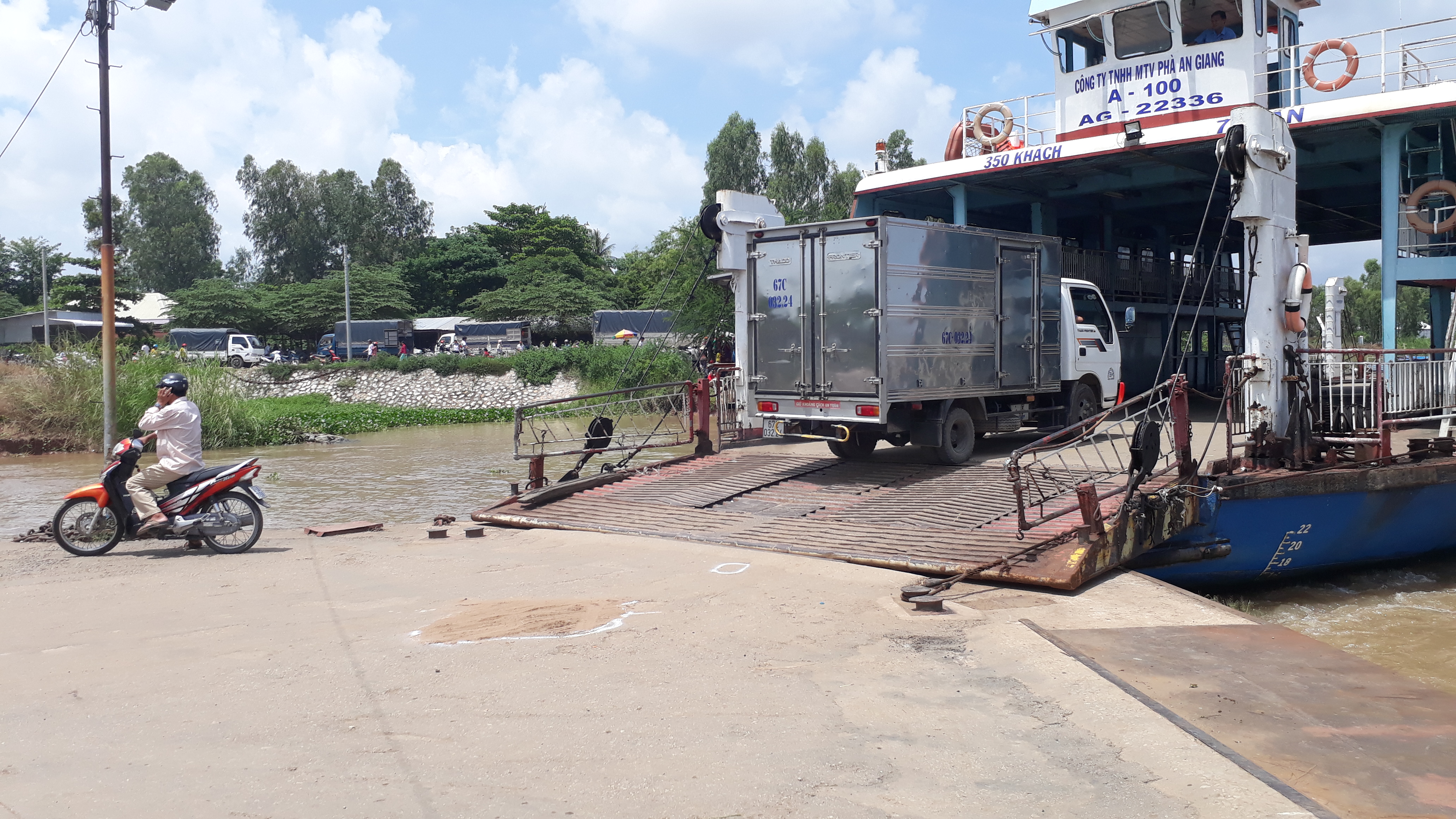 Nhân viên bến phà bị xe du lịch tông tử vong