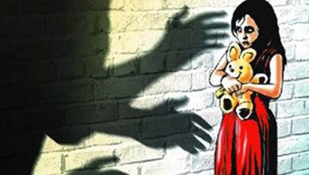 8 thanh niên chuốc say rồi hiếp dâm tập thể 2 bé gái trong nhà nghỉ