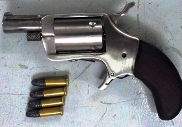 Ông chủ dí súng vào người nữ công nhân dọa bắn