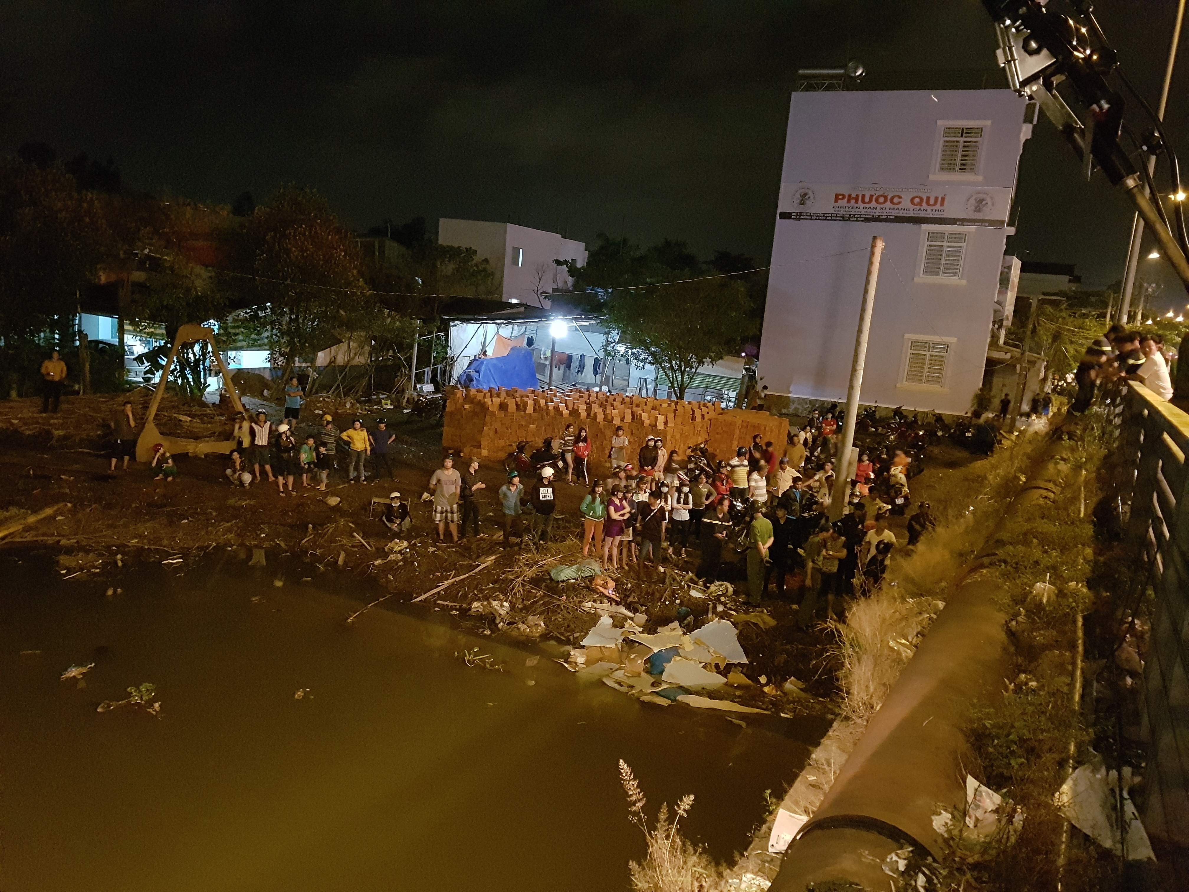 Cự cãi với vợ… người đàn ông nhảy cầu tự tử