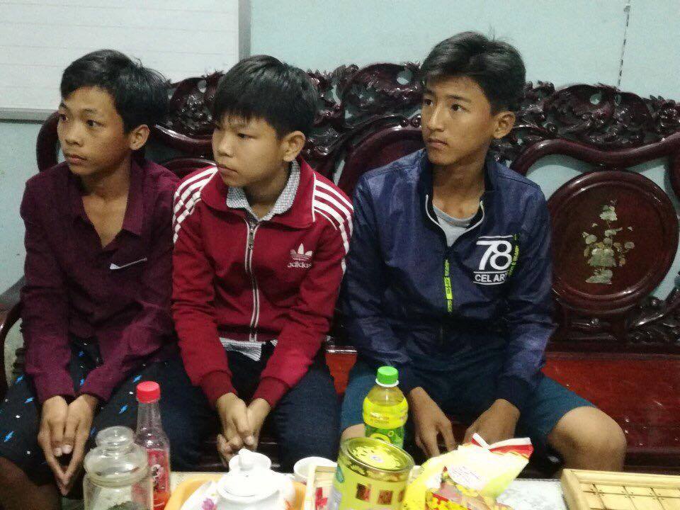 Ba thiếu niên trả lại trên 40 triệu đồng nhặt được ở trạm xe buýt 