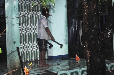 Đánh chết bà nội, cầm hung khí cố thủ trong nhà 