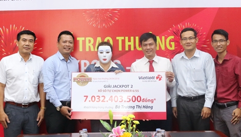 Người phụ nữ thay chồng nhận giải Vietlott hơn 7 tỷ đồng