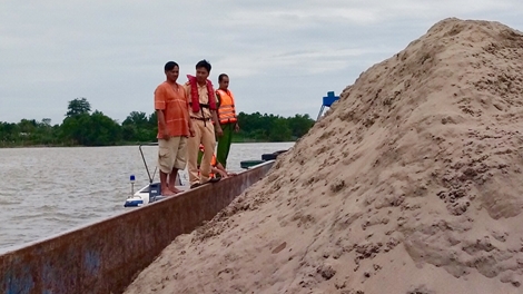 Phát hiện nhiều phương tiện chở cát không rõ nguồn gốc