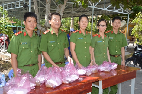 Công an huyện Mỹ Tú phục vụ bữa ăn miễn phí cho thí sinh đi thi