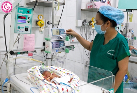 Bé gái sinh non 25 tuần, nặng 740g được cứu sống thần kỳ