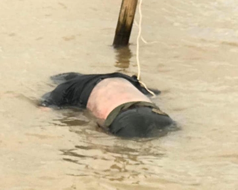 Phát hiện thi thể người đàn ông trôi sông, lưng có nhiều vết thương