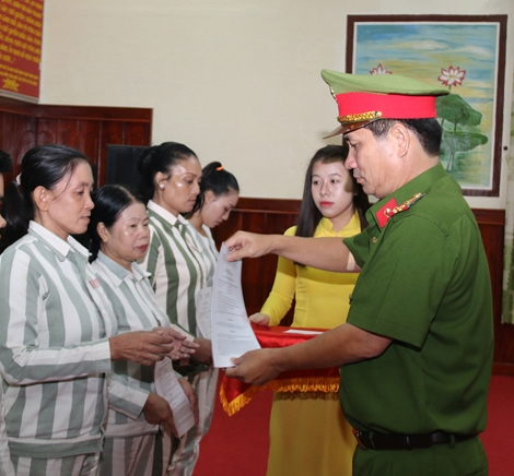 Trại giam Định Thành công bố quyết định tha tù trước thời hạn có điều kiện