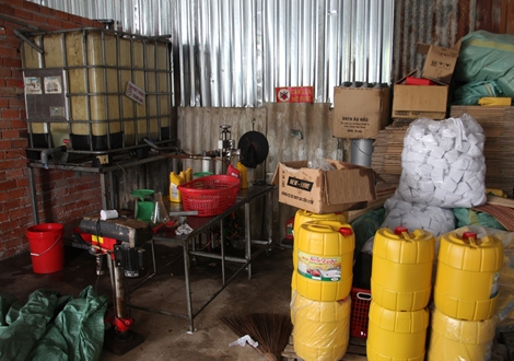 Bắt quả tang cơ sở sản xuất dầu nhớt giả các nhãn hiệu nổi tiếng thế giới