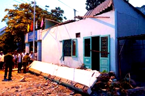 Giông lốc giật sập tường nhà, 2 bà cháu tử vong