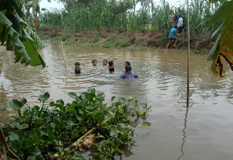 Lật ghe khi gỡ rác vướng chân vịt, người đàn ông tử vong