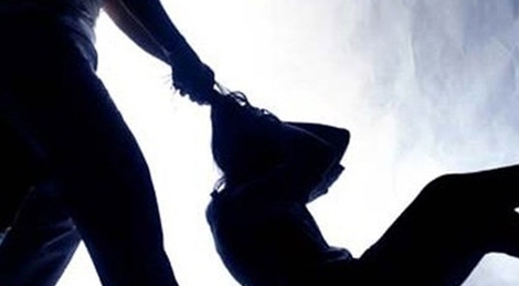 Người phụ nữ lõa thể nghi bị sát hại bỏ trong thùng nước