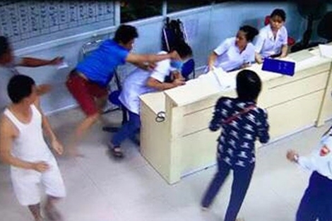 Đánh vỡ đầu nhân viên y tế vì... “lo” cho mẹ vợ