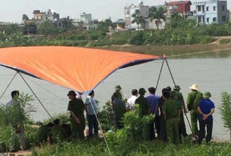 Phát hiện thi thể đội mũ bảo hiểm trôi trên kênh ở Cà Mau