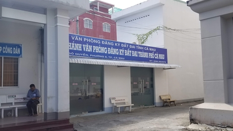 Cán bộ đăng ký đất đai bị bắt quả tang vòi 3 triệu đồng của người dân