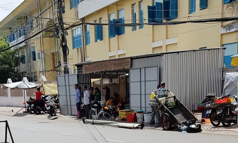 Tháo dỡ quán cháo Sừng chiếm dụng vỉa hè
