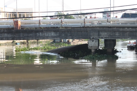 Chìm sà lan ở Cần Thơ, 4 người thoát chết 