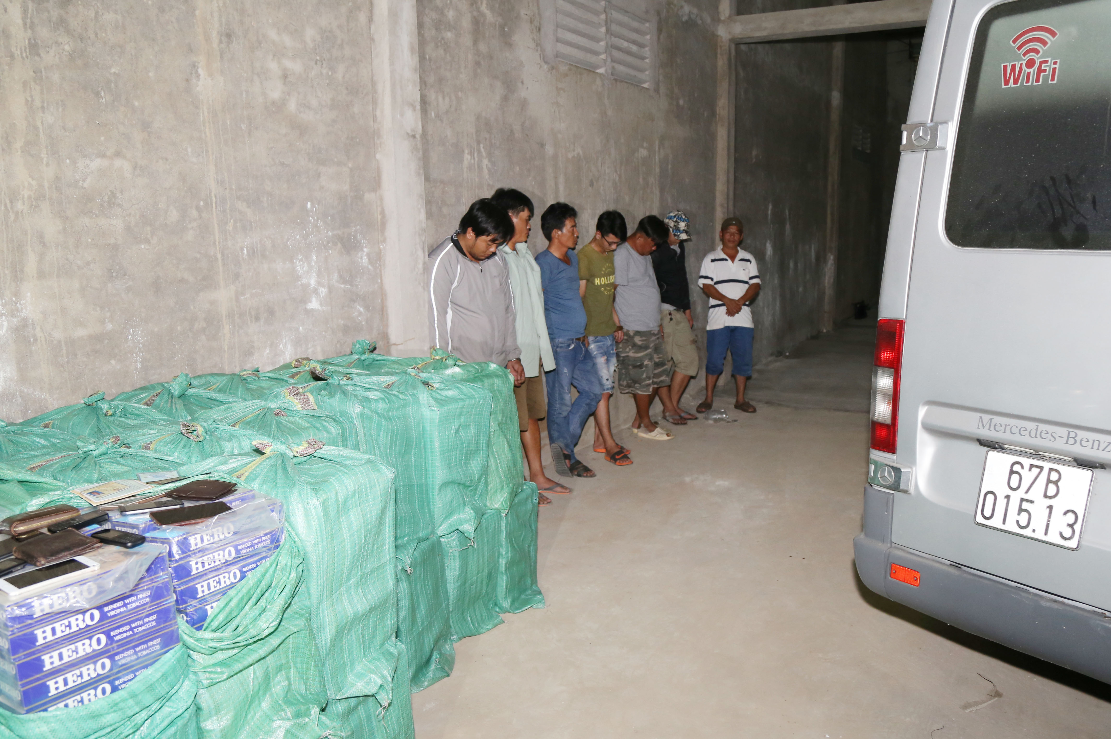 2.700 cây thuốc lá nhập lậu "nhồi" trên 4 chiếc ô tô