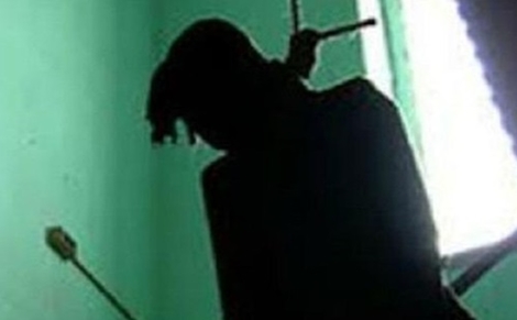 Buồn chuyện mẹ đi bước nữa, nam thanh niên treo cổ tự tử