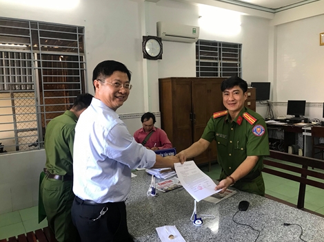 Phó Chủ tịch TP Cần Thơ bàn giao nhẫn nhặt được cho Công an trả người đánh rơi 