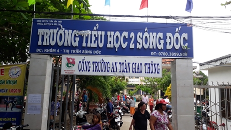 Trường Tiểu học trả lại tiền cho hộ nghèo