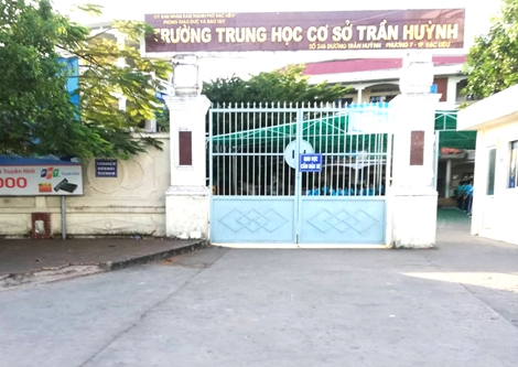 Phụ huynh xúc phạm giáo viên vì chiếc quần của con bỏ quên