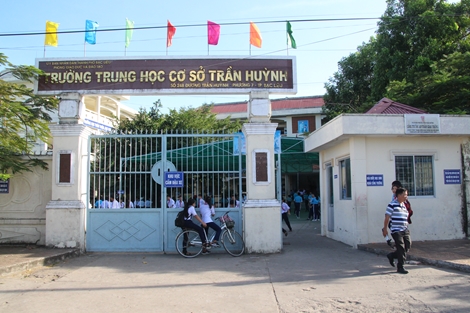 Chồng thay vợ xin lỗi vụ xúc phạm giáo viên vì cái quần short của con 