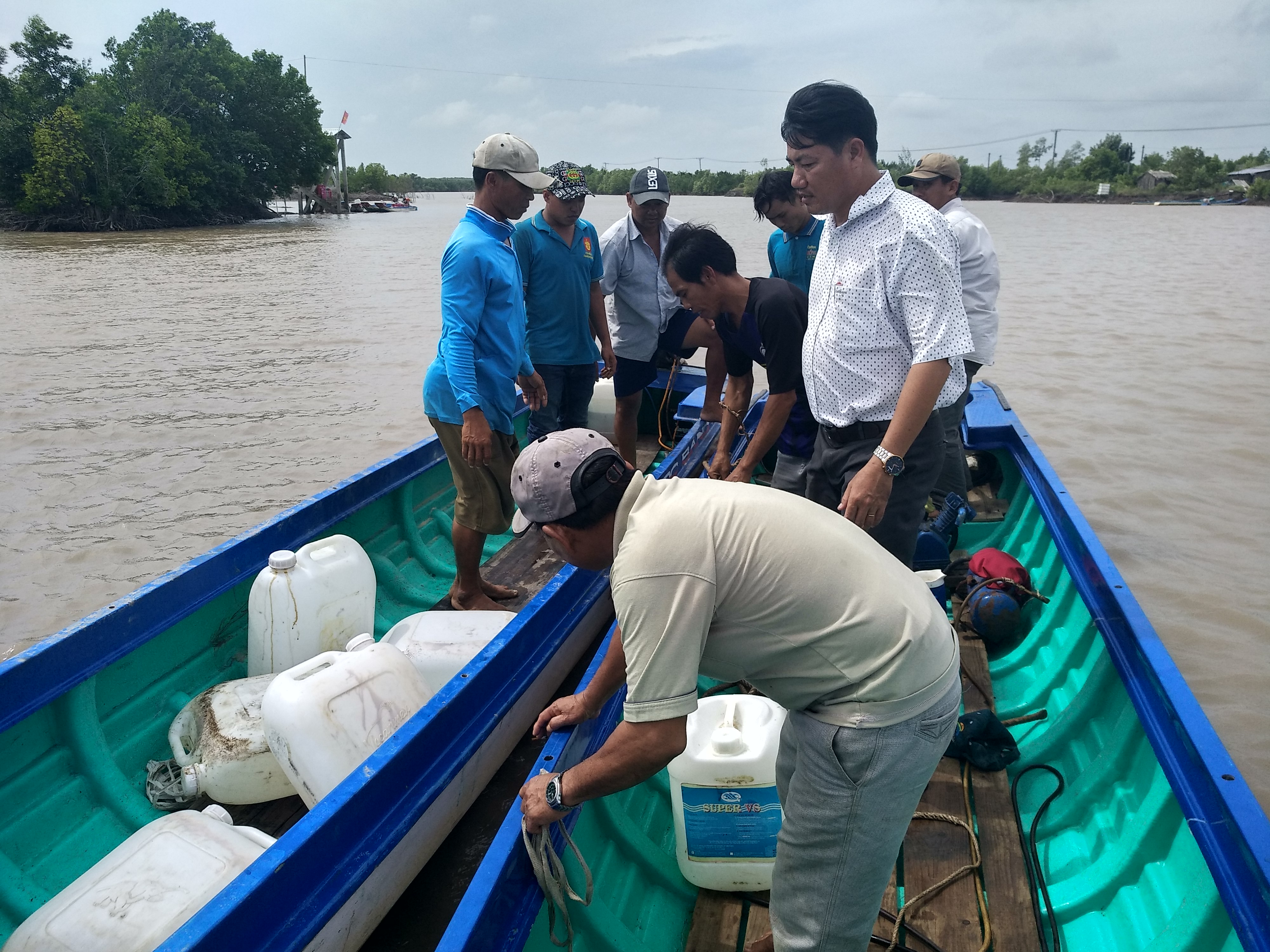 Vỏ lãi tông sà lan ở Cà Mau, khiến 2 người chết và mất tích