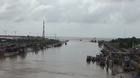 Sà lan ở trôi dạt, nhiều phương tiện bị hư hỏng