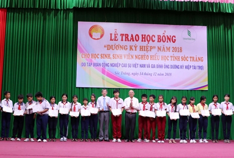 Trao 280 suất học bổng Dương Kỳ Hiệp cho học sinh, sinh nghèo hiếu học