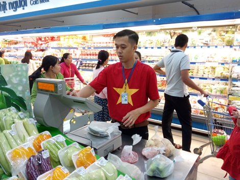 Nhân viên siêu thị mặc áo đỏ sao vàng cổ cũ đội tuyển bóng đá Việt Nam