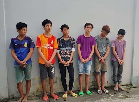 Bị rọi đèn, nhóm thiếu niên rủ nhau đi ném đá ô tô